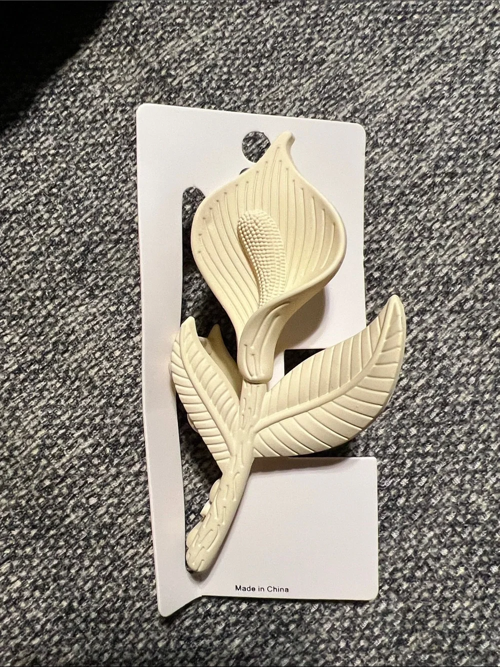 NWT Cream Leaf-Detail Women's Hair Claw Clip